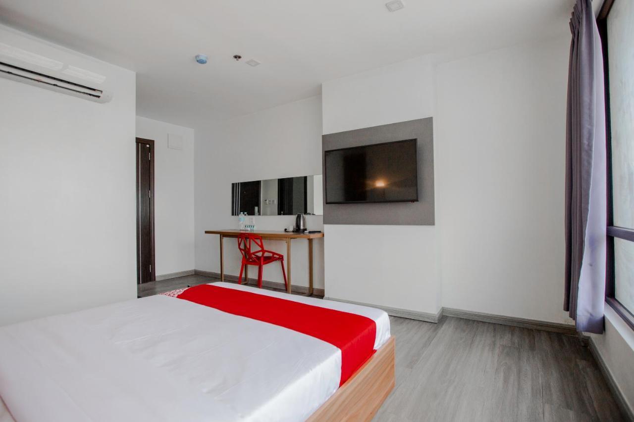 Oyo 666 Mc Hotel Fairview Quezon City Exterior photo