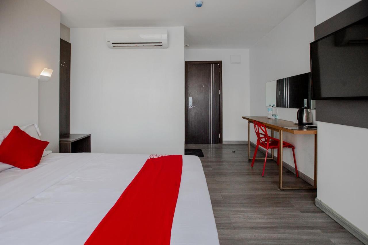 Oyo 666 Mc Hotel Fairview Quezon City Exterior photo
