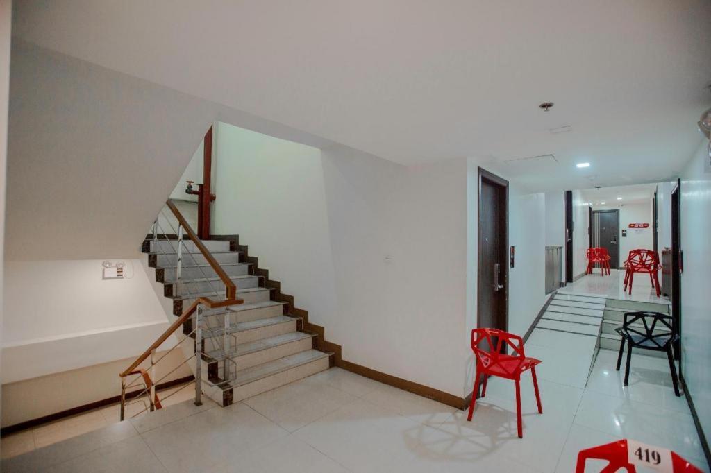 Oyo 666 Mc Hotel Fairview Quezon City Exterior photo